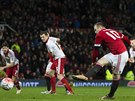 VYSVOBOZENÍ. Wayne Rooney promuje penaltu v závru tetího kola FA Cupu proti...