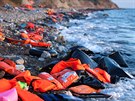 Po doplutí do ecka uprchlíci odhazují záchranné vesty na plái. Na snímku ...