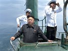 Vdce KLDR Kim ong-un na severokorejské ponorce bhem své inspekce námoní...