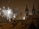 Silvestrovský ohostroj nad kostelem sv. Mikuláe v Chebu a první letoní sníh,...