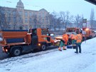 Pracovníci Praských slueb uklízejí sníh na autobusové zastávce Stranická.