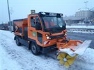 Pracovníci Praských slueb uklízejí sníh na autobusové zastávce Stranická.