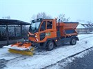 Pracovníci Praských slueb uklízejí sníh na autobusové zastávce Stranická.
