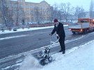 Redaktor Metra zkouí, jak se pracuje se snhovou frézou.