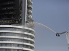 Hasii dohaují doutnající hotel The Address Downtown v Dubaji. (1. ledna 2016)