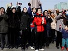 Obyvatelé Pchjongjangu sledují zprávy o jaderném testu (6. ledna 2015).