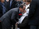 Francouzský prezident François Hollande líbá matku muslimského policisty Ahmeda...