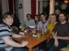Lidé z celého světa se v pražském baru navzájem učí cizí jazyky.