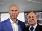Zinedine Zidane (vlevo) se stal novým trenérem Realu Madrid. Vpravo prezident...