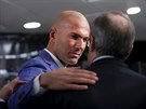 Zinedine Zidane (vlevo) se stal novým trenérem Realu Madrid. Na tiskové...