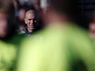 Zinedine Zidane sleduje trénink fotbalist Realu Madrid.