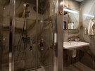 Koupelna je vybavená velkým sprchovým koutem, klozetem, bidetem a umyvadlem s...