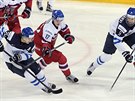 eský hokejista Jan Ordo (uprosted) v utkání s Finskem.