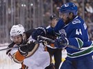 Vancouverský hokejista Matt Bartkowski (44) atakuje Ryana Keslera z Anaheimu.
