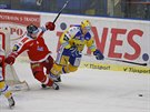 Olomoucký hokejista Michal Vodný (vlevo) padá po souboji s Jiím Ondrákem ze...