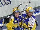 Zlíntí hokejisté Jan Maruna (vlevo) a Jií Ondráek se radují z gólu.
