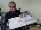 Architekt Petr Stol�n s modelem chystan� �kolky.
