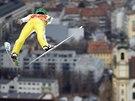 Peter Prevc pi svém skoku v tréninku na závod Turné ty mstk v Innsbrucku