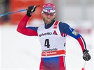 Martin Johnsrud Sundby slaví triumf v závod mu na 30 km klasicky s hromadným...