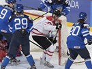 Kanadský hokejista Dylan Strome (v ervenobílém) skóruje do finské sít.