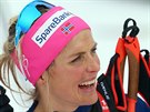 Therese Johaugová se usmívá po triumfu v klasické desítce na Tour de Ski
