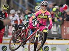Martina Mikulášková (v růžovém) na trati domácího šampionátu v cyklokrosu