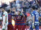 Fotbalisté Barcelony slaví gól do sít Granady - v modroerveném zleva: Luis...