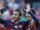 POJ MI! Neymar (vlevo) a Lionel Messi z Barcelony slaví se spoluhrái z...