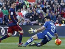 Útoník Barcelony Lionel Messi (vlevo) pekonává gólmana Granady Andrése...