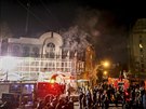 Demonstranti vtrhli do saúdského velvyslanectví v Teheránu a zapalovali tam...