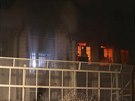 Demonstranti vtrhli na ambasádu a zapalovali tam ohn (3. 1. 2016)