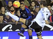 Danilo (vlevo) z Realu Madrid a Lucas Orban z Valencie.