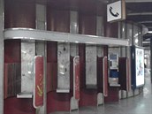 Nové technologie likvidují staré telefonní automaty. V podchodu stanice metra...
