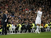 Zindine Zidane (vlevo) pi sv premie jako kou Realu Madrid