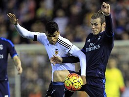 Gareth Bale (vpravo) z Realu Madrid v souboji s Danilem Barbosou z Valencie.