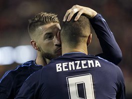 Sergio Ramos a Karim Benzema slav gl Realu Madrid.