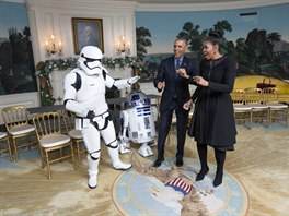 Barack Obama a první dáma Michelle Obama tancují s Stormtrooperem a robotem...