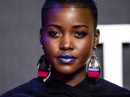 Nejnovji si havý trend vyzkouela hereka Lupita Nyongo. Za metalickými rty,...