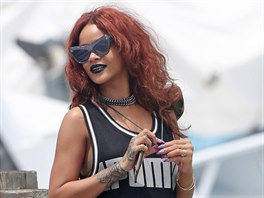 Pro Rihannu je extrémní make-up tém�� denním chlebem. P�i jeho no�ení se dr�í...