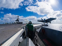 Víceúelový stíhací letoun F / A-18E Super Hornet startuje z letové paluby USS...