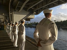 Námoníci letadlové lodi USS Theodore Roosevelt (CVN 71) ped vstupem na...