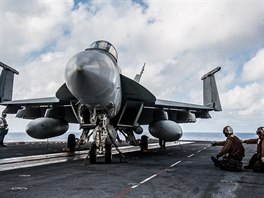 Námoníci letadlové lod USS Ronald Reagan (CVN 76) signalizují pilotovi...