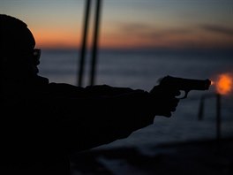 Výcvik stelby z 9mm pistole za nízké viditelnosti na palub letadlové lodi USS...