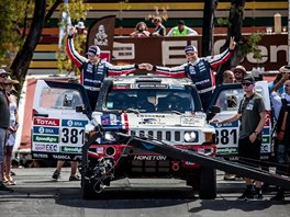 Tom� Ou�edn��ek a Pavel Vacul�k na startu Rallye Dakar