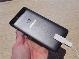 Nexus 6P je velký smartphone s úhlopíkou displeje 5,7 palce, jako jediný...