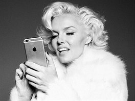 Moderní Marilyn Monroe podle fotografa Daniela Sachona v podání dvojnice Suzie...