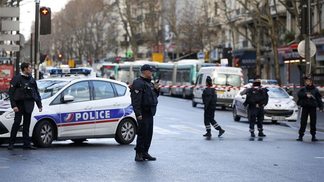 Pask policie zastelila v 18. okrsku mue ozbrojenho noem (7. ledna 2015)