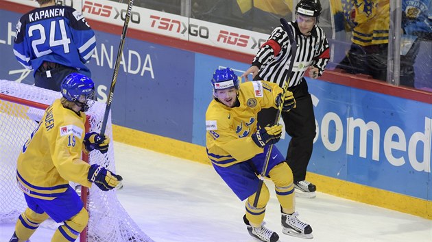 vdt hokejov junioi William Nylander (vlevo) a Rasmus Asplund oslavuj gl v utkn s Finskem.
