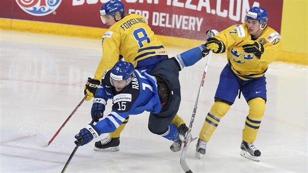 Mikko Rantanen z Finska padá po stetu se védskou dvojicí Gustav Forsling...