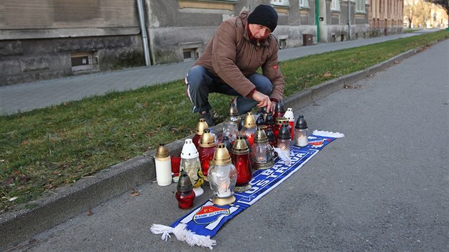 Fanouci, soused, ptel a dal si u pietnho msta v Bohumn pipomnaj zesnulho branke Pavla Srnka.